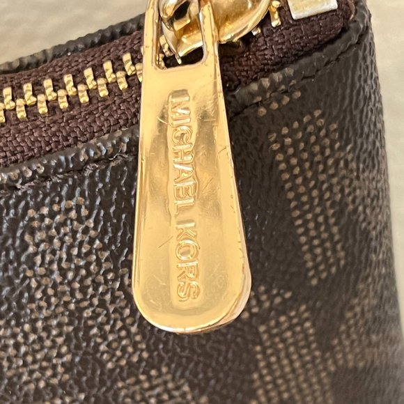 Michael Kors MK Signature and authentic Shoulder Tote Bag - Picture 9 of 16